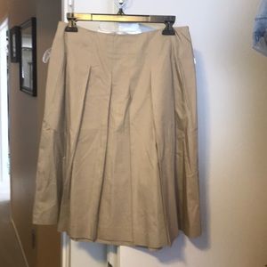 Banana republic pleated skirt size 6.  Great look